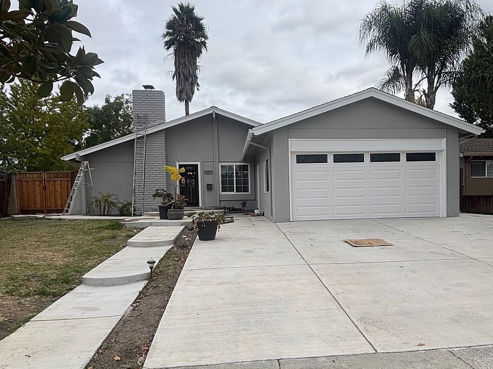1st image of 302 Oakberry Way