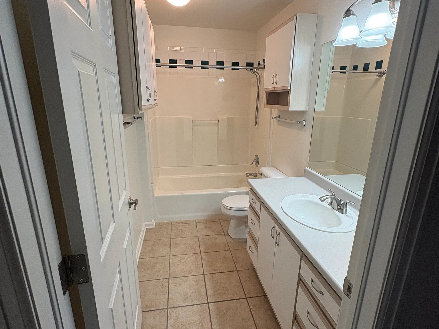 3 bed, 1100 sqft, $2,795 — Photo 4