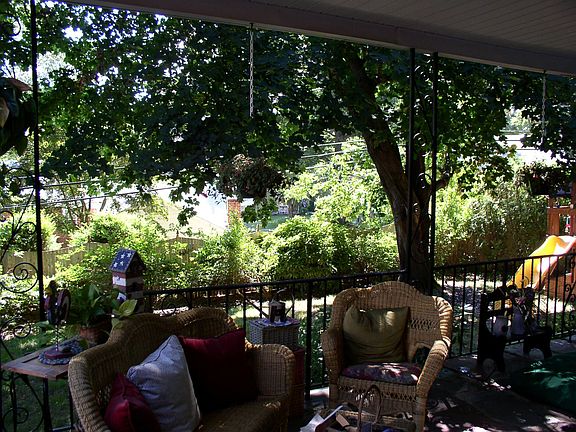 Private backyard w/porch