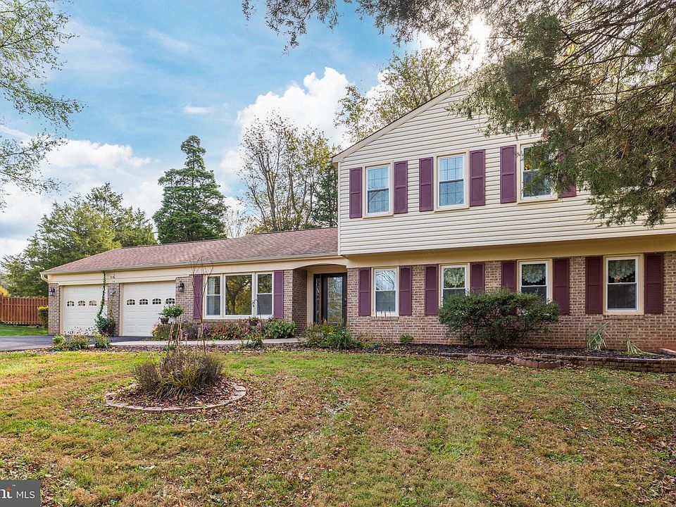 2nd image of 919 Holly Blossom Ct