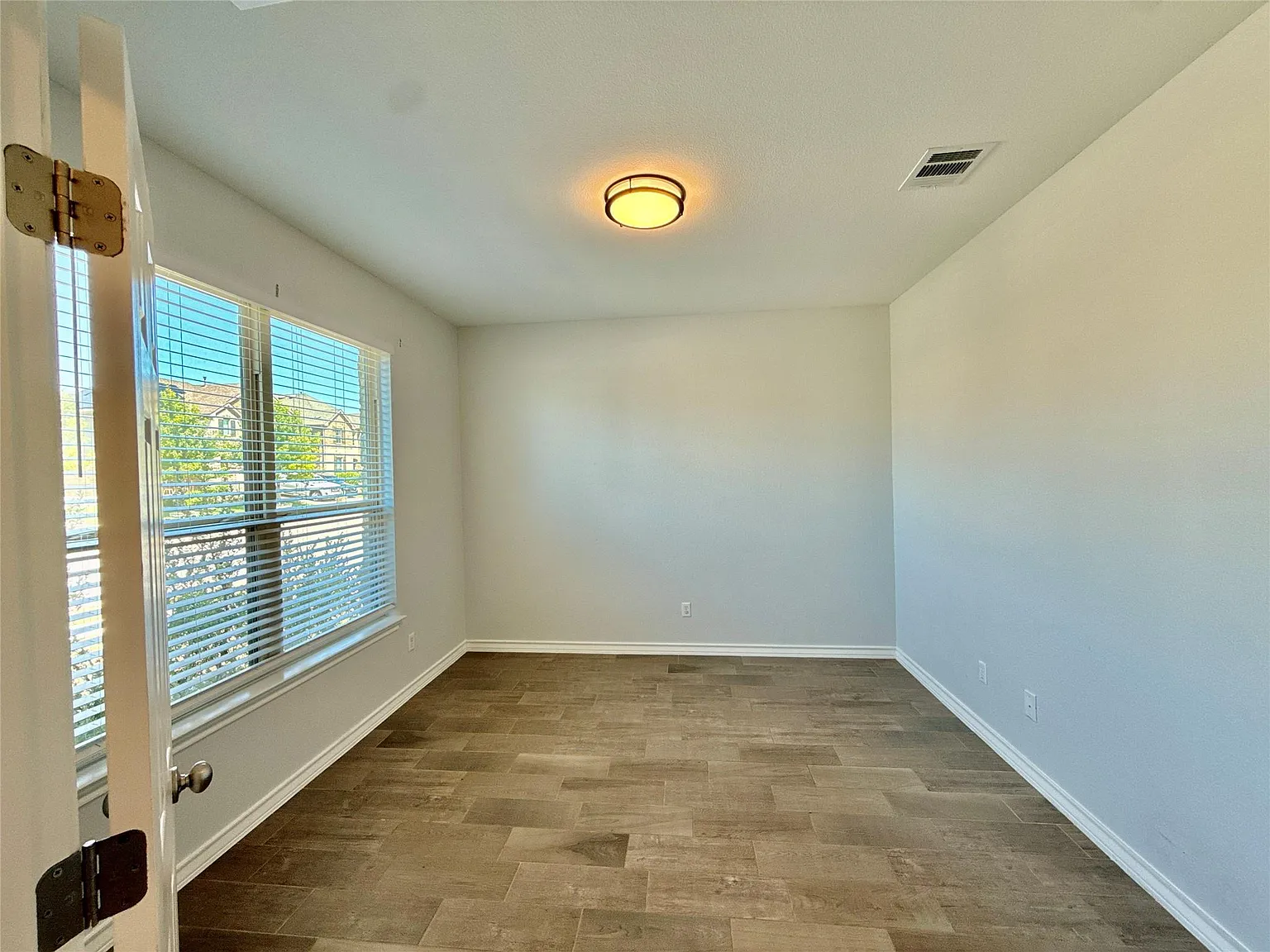 4 bed, 2.5 bath, 3200 sqft, $2,800 — Photo 3