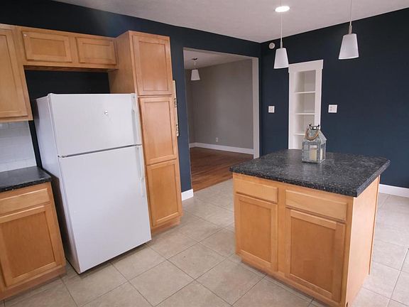 3rd image of 740 Kinney Ave NW
