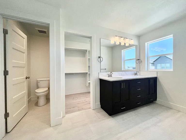 1431 N Meadowglen Ave — Photo 7