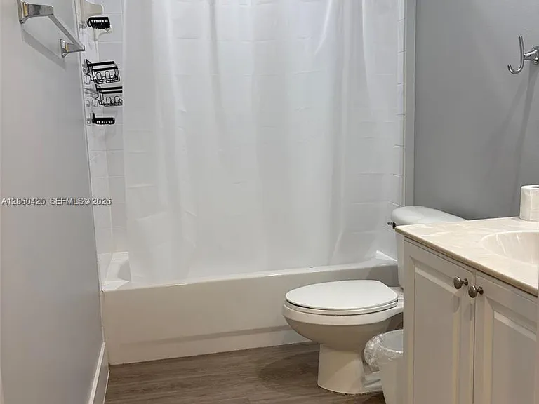 2100 Greenview Shores Blvd #513 — Photo 4