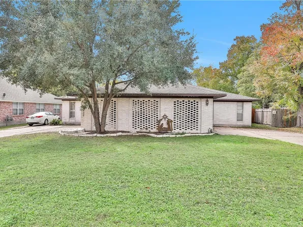 1906 Sharon Dr, Bryan, TX 77802