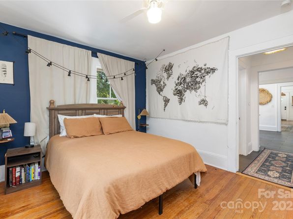 charlotte-north-carolina-2078154998 picture