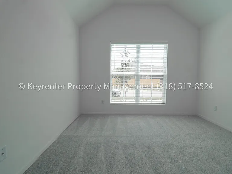2908 S Redwood Ave — Photo 25