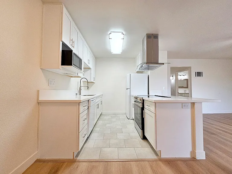 Parklane Apartments — Photo 43