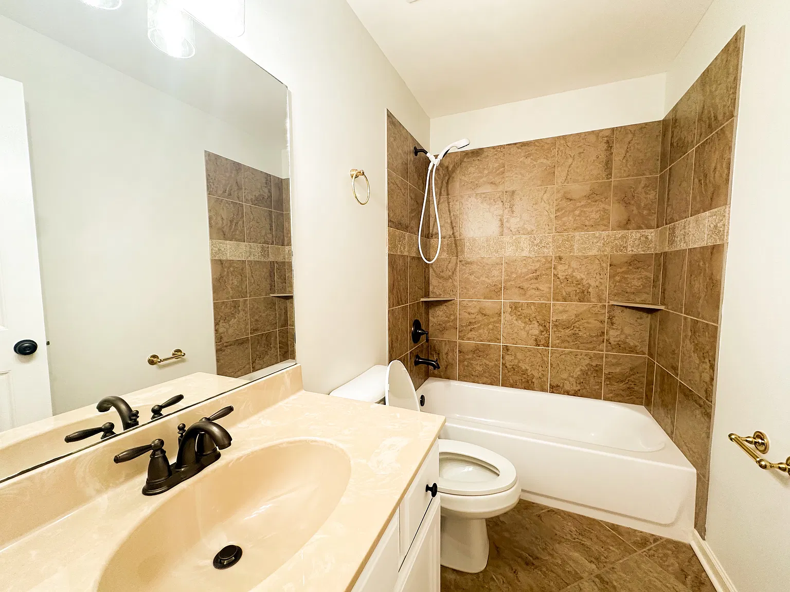 5 bed, 2530 sqft, $2,600 — Photo 3