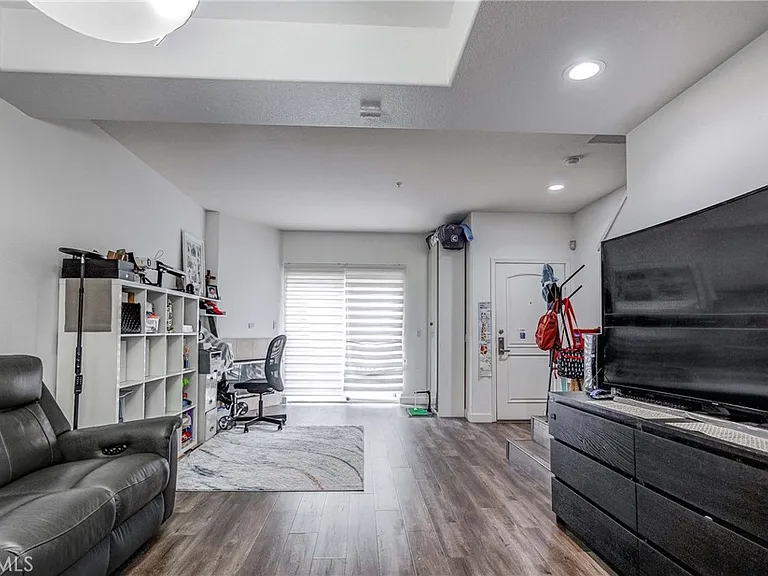 532 N Mariposa Ave #104 — Photo 13