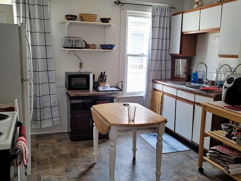 823 Hampton Ave #1 — Photo 6