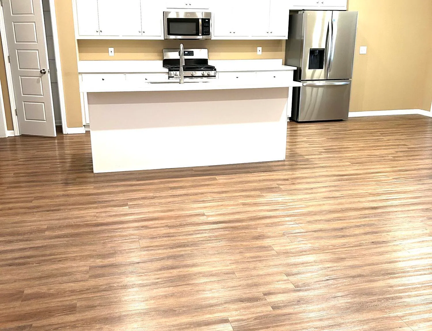 3 bed, 2.0 bath, 1550 sqft, $2,100 — Photo 2