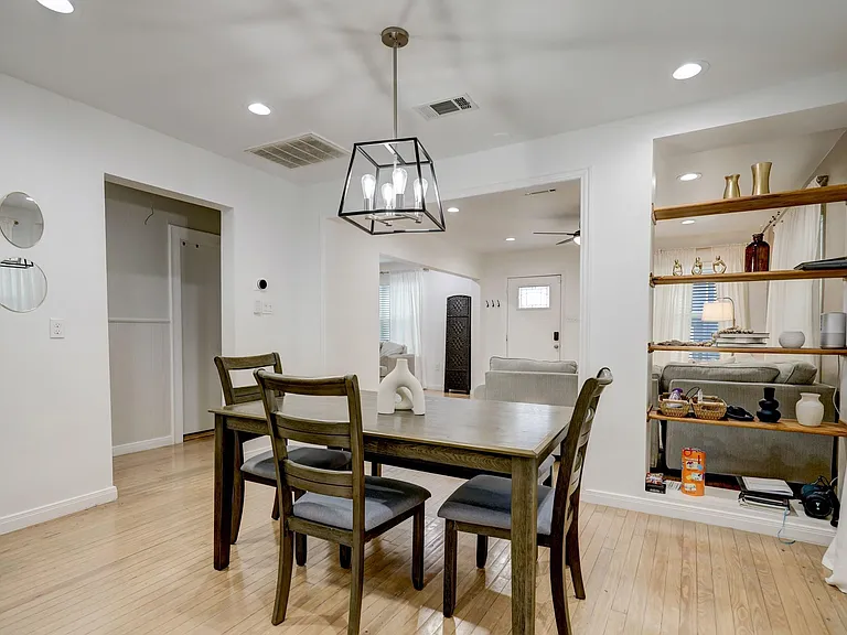 4801 Avenue H — Photo 8