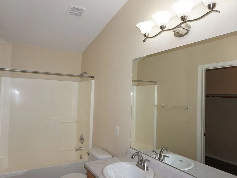2201 S Saint Suzanne Dr — Photo 32