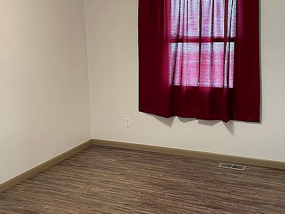 5th image of 907 W Main St
