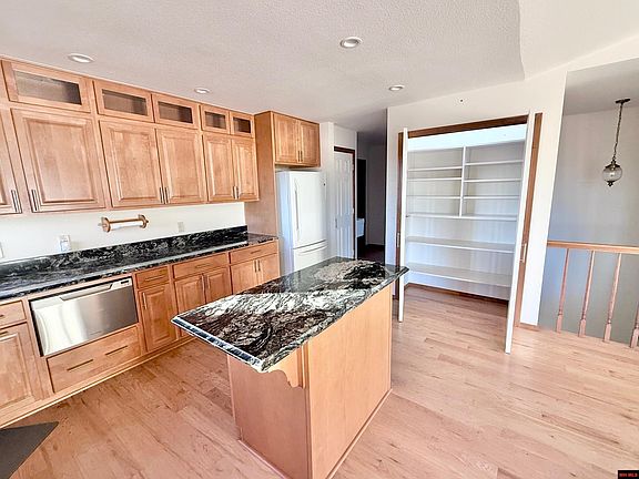4th image of 375 River Bluff Ter