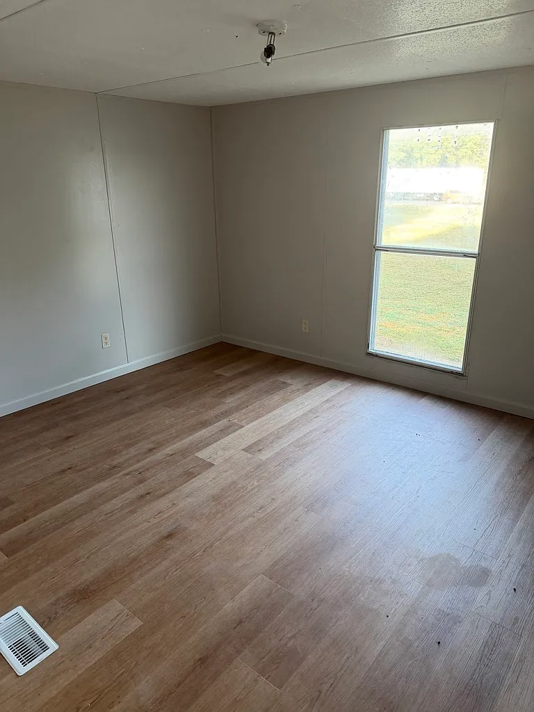 Charming 2-Bedroom 1.5 Bath Home in Neosho, Missouri — Photo 3