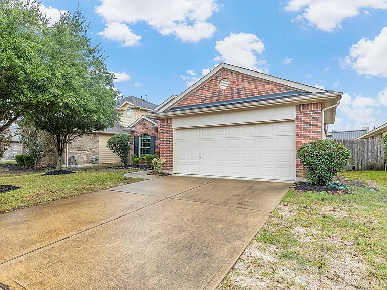 16911 Savannah Park Dr — Photo 2