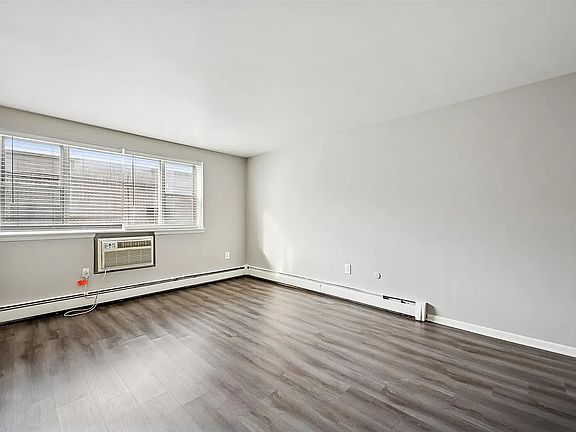 3rd image of 7207 Oxford Ave #F2