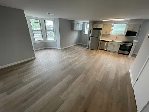 3500 Ainslie St Photo 1