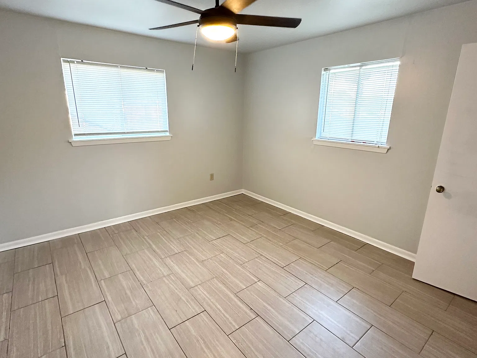 3 bed, 1.5 bath, 1350 sqft, $1,300 — Photo 4