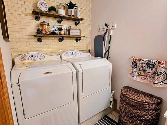 4th image of 807 8th St SW