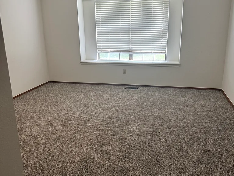 1528 Simon Ave — Photo 3