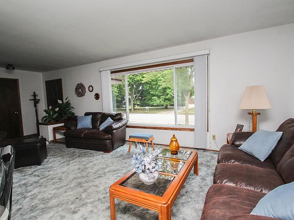 3rd image of 118 Carriage Dr