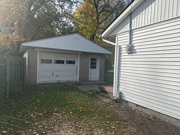 3rd image of 446 E Illinois St