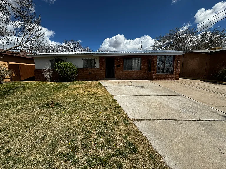 908 Faye Pl NE — Photo 1