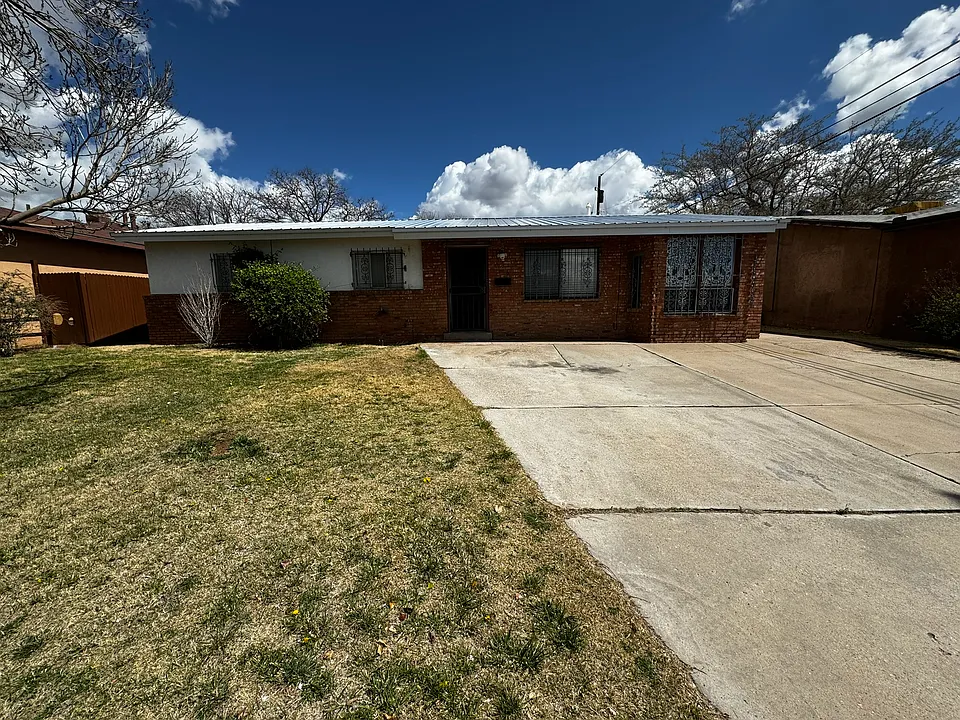 908 Faye Pl NE