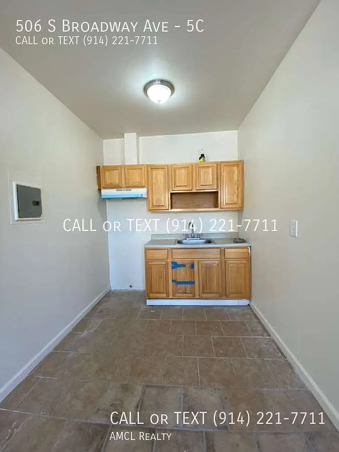 Building Photo - 506 S Broadway #5C