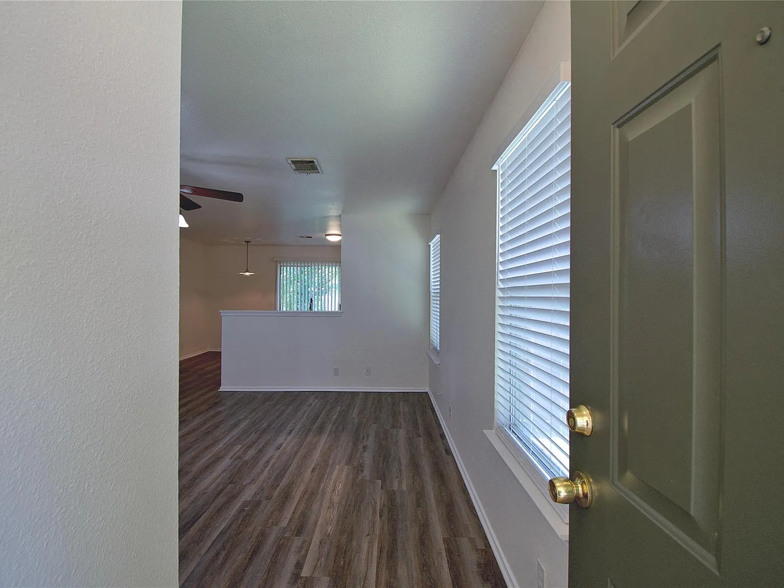 3 bed, 2.0 bath, 1025 sqft, $1,695 — Photo 3