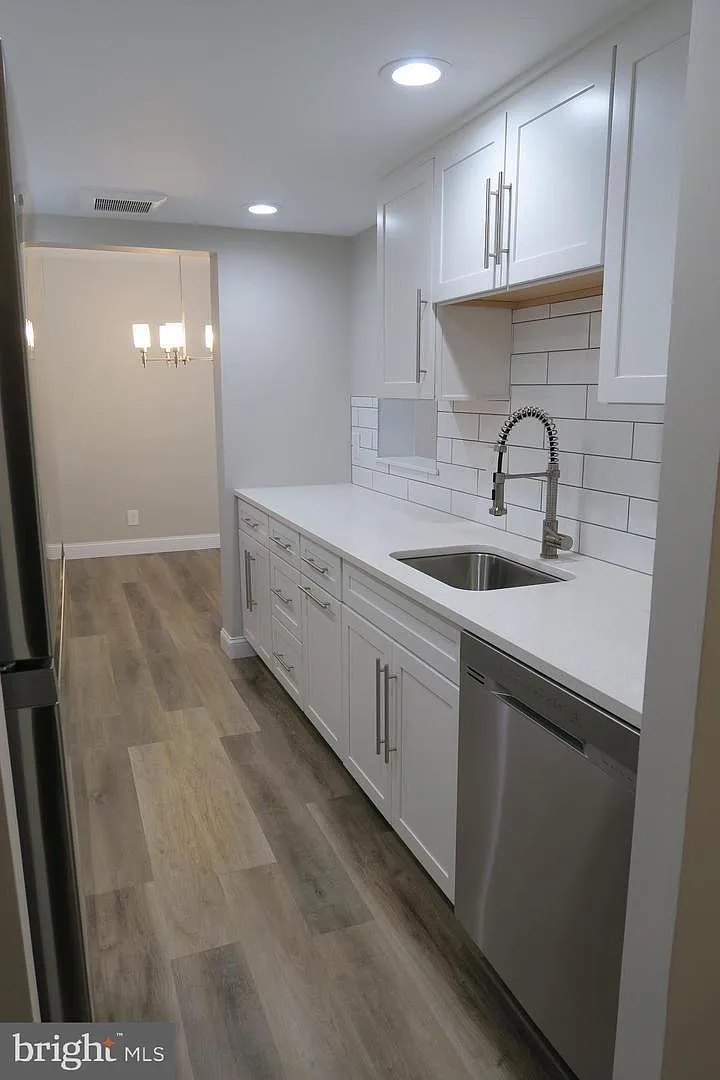 2 bed, 1100 sqft, $2,100 — Photo 3