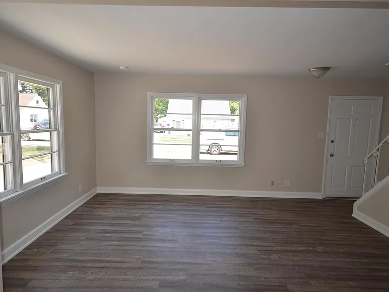 342 Jennings Ave — Photo 9