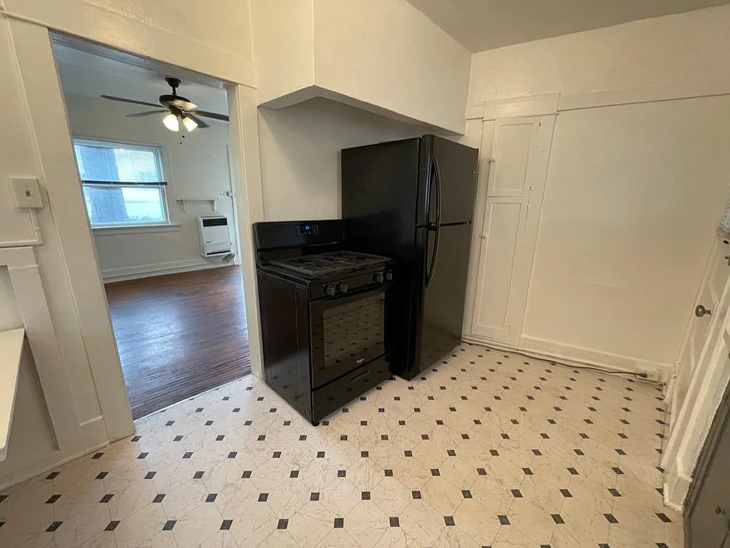 472 1/2 W 22nd Street — Photo 3