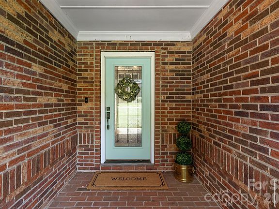 3rd image of 412 Shadydale Ct
