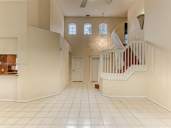 5th image of 1328 Bayview Cir
