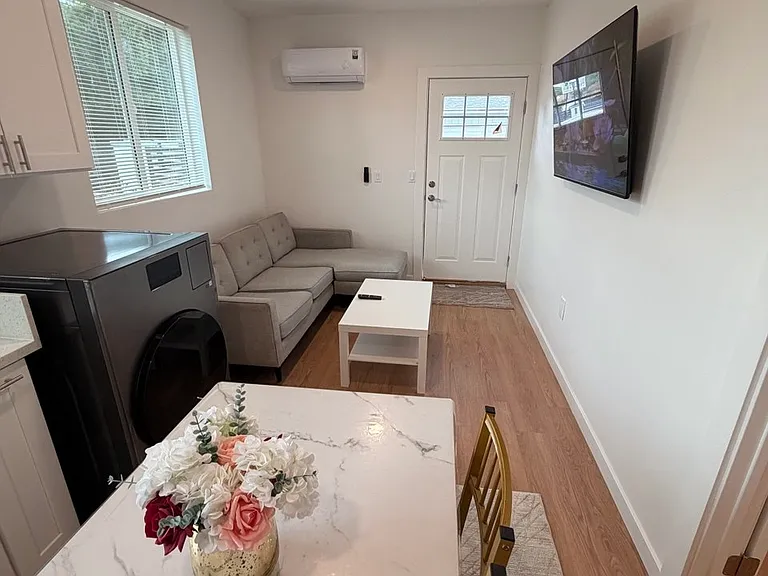 6917 Vanalden Ave — Photo 8