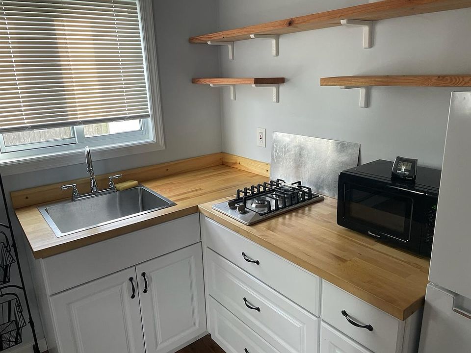 2nd image of 139 Truxton Rd Floor 1