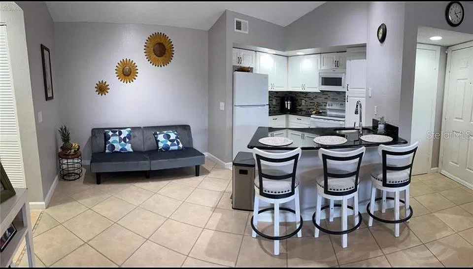 2 bed, 2.0 bath, 1054 sqft, $1,700 — Photo 2