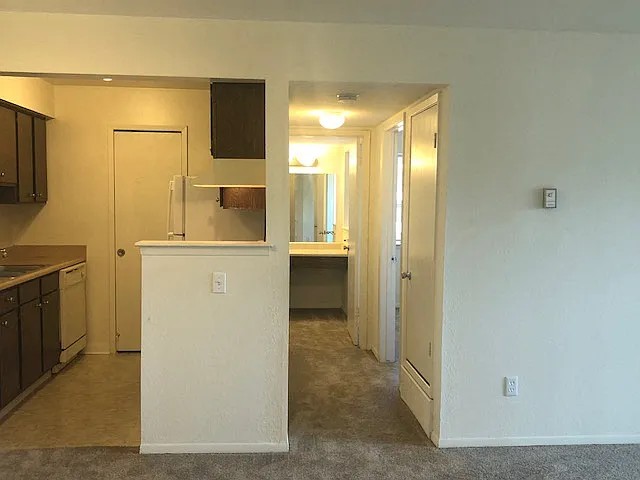 Three Oaks Apartments — Photo 27