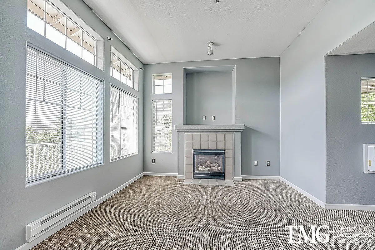 Building Photo - 14740 SW Sandhill Loop #204