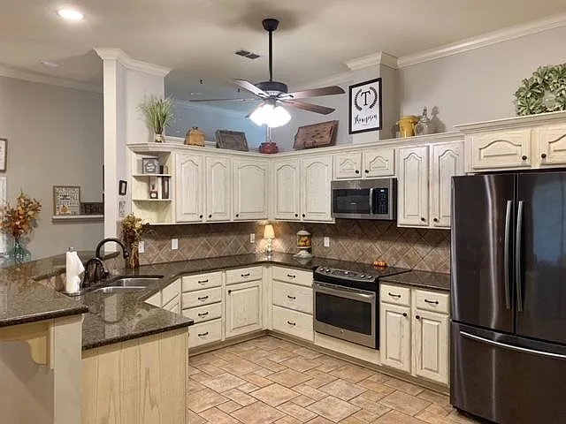 1707 Valley Brook Ln — Photo 2