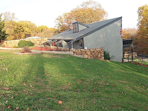 3rd image of 202 Lake Dr
