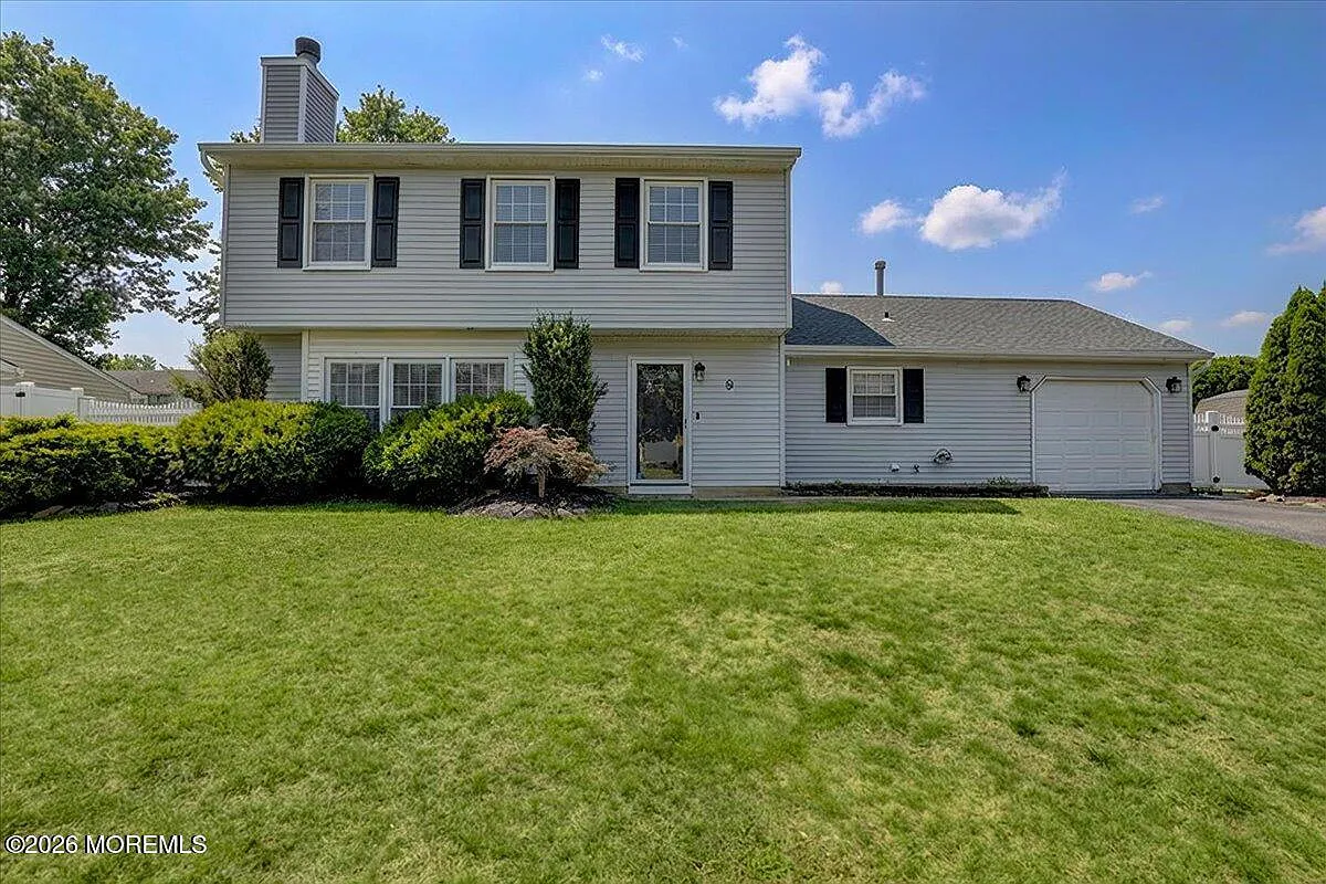 9 Regina Drive photo 1