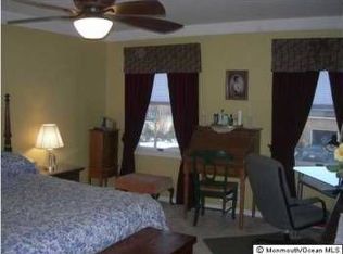 1 Crab Apple Ln, Belford, NJ 07718