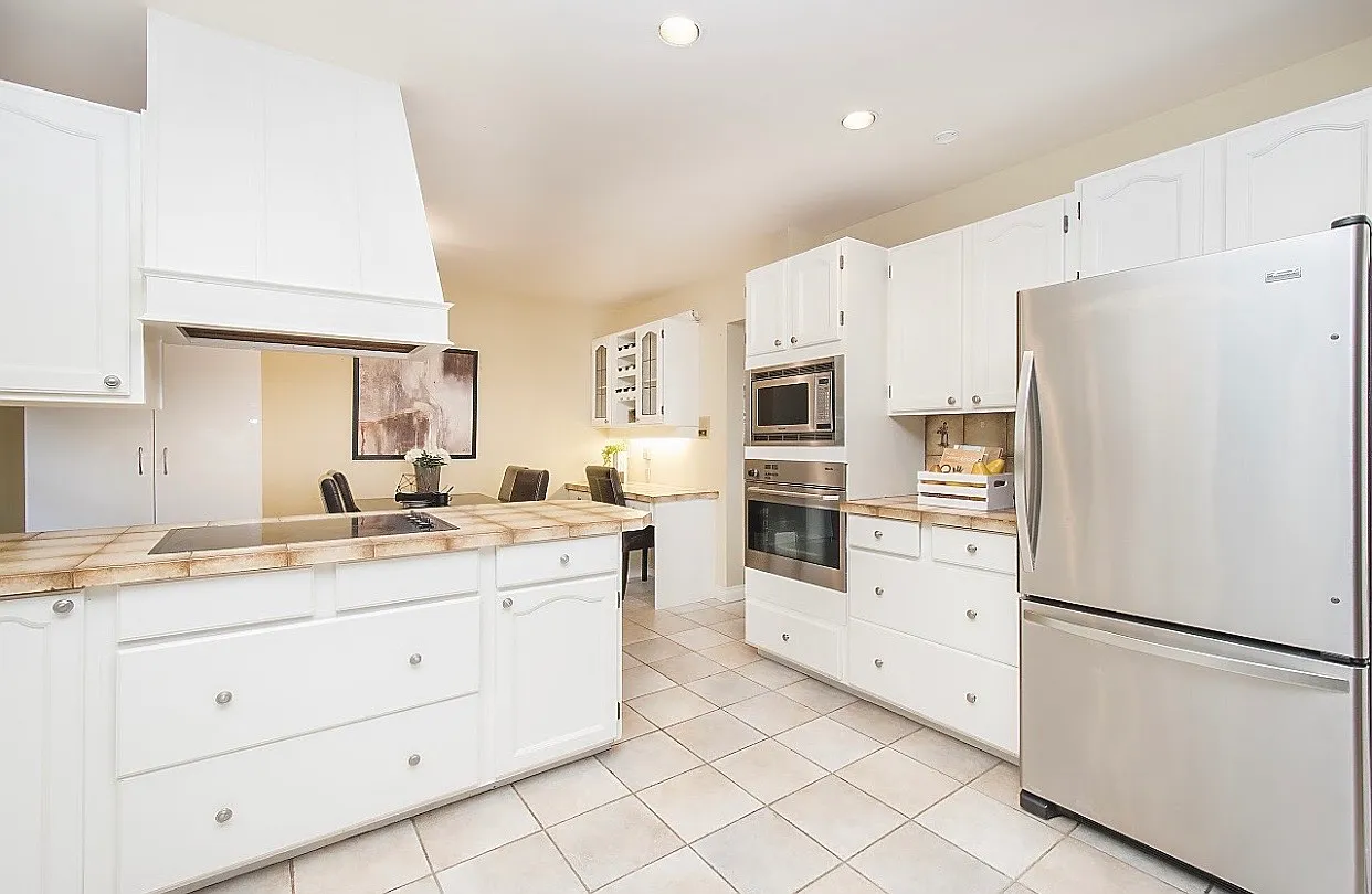 4 bed, 3650 sqft, $8,990 — Photo 3