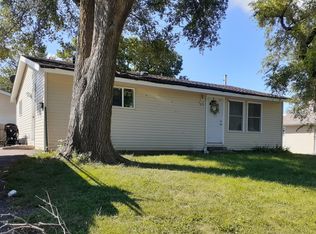 215 Sioux Ave, Carpentersville, IL 60110