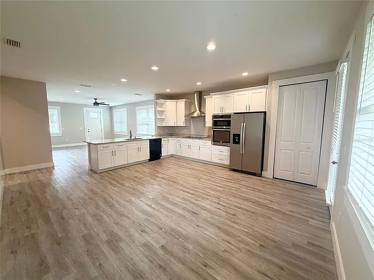 2125 W Saint Joseph St — Photo 6